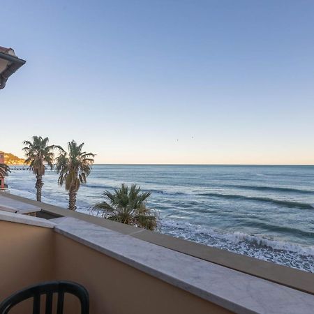 Hotel Danio Lungomare Alassio Bagian luar foto