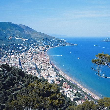 Hotel Danio Lungomare Alassio Bagian luar foto