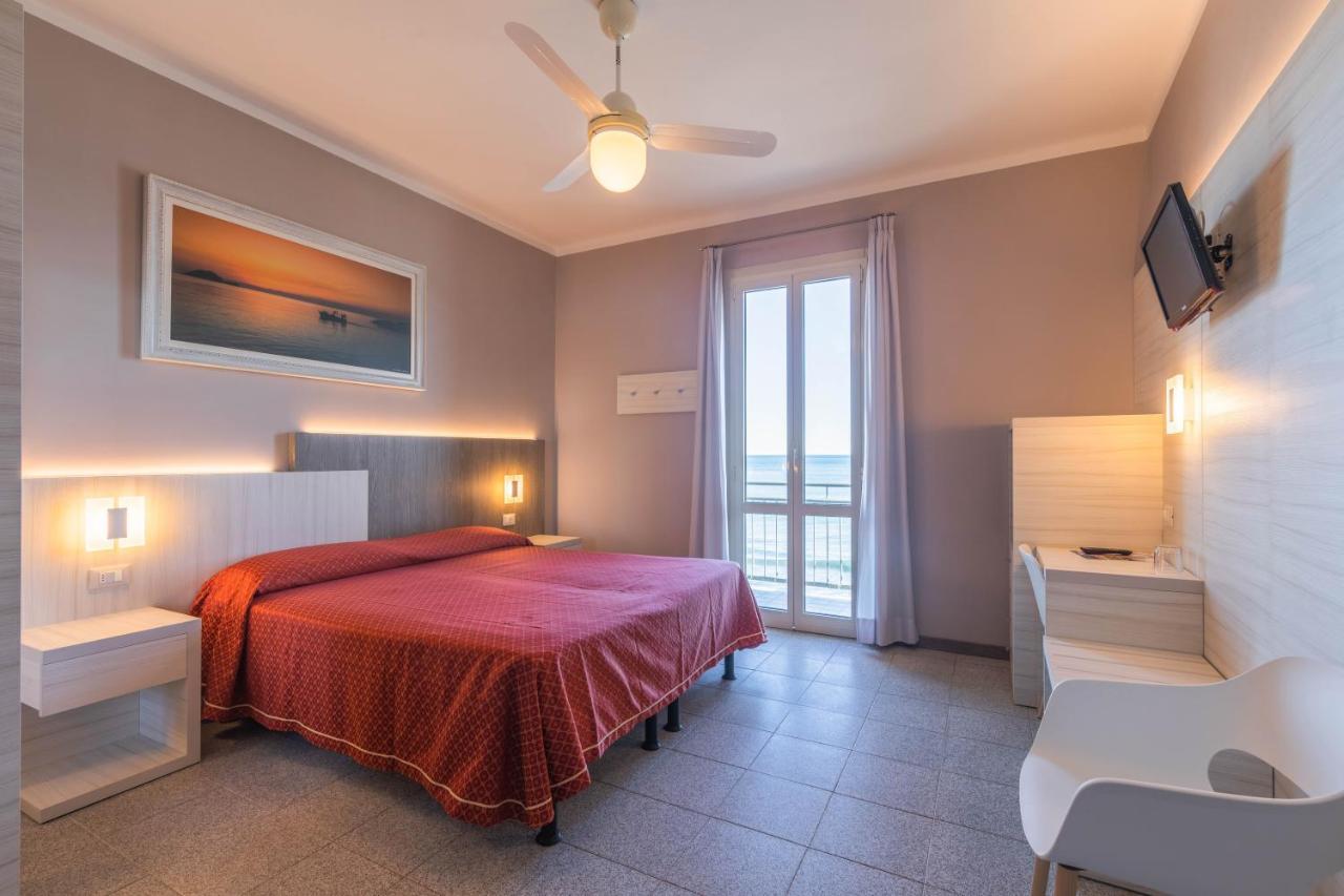 Hotel Danio Lungomare Alassio Bagian luar foto