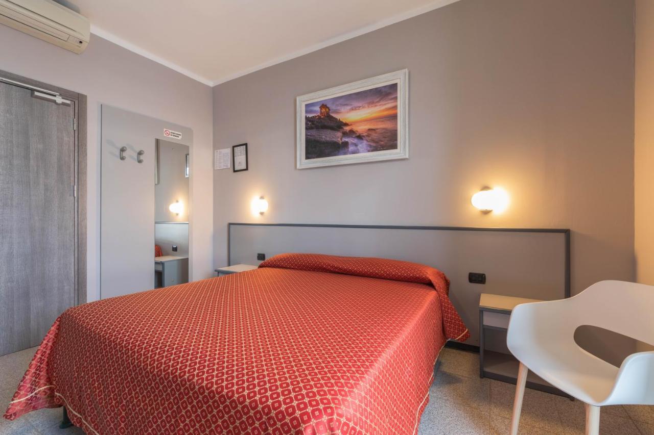 Hotel Danio Lungomare Alassio Bagian luar foto