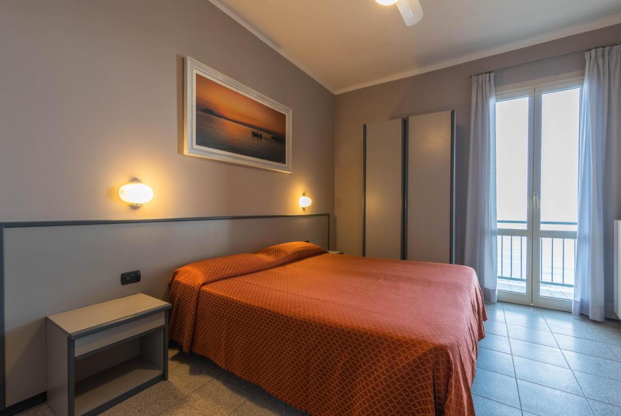 Hotel Danio Lungomare Alassio Bagian luar foto