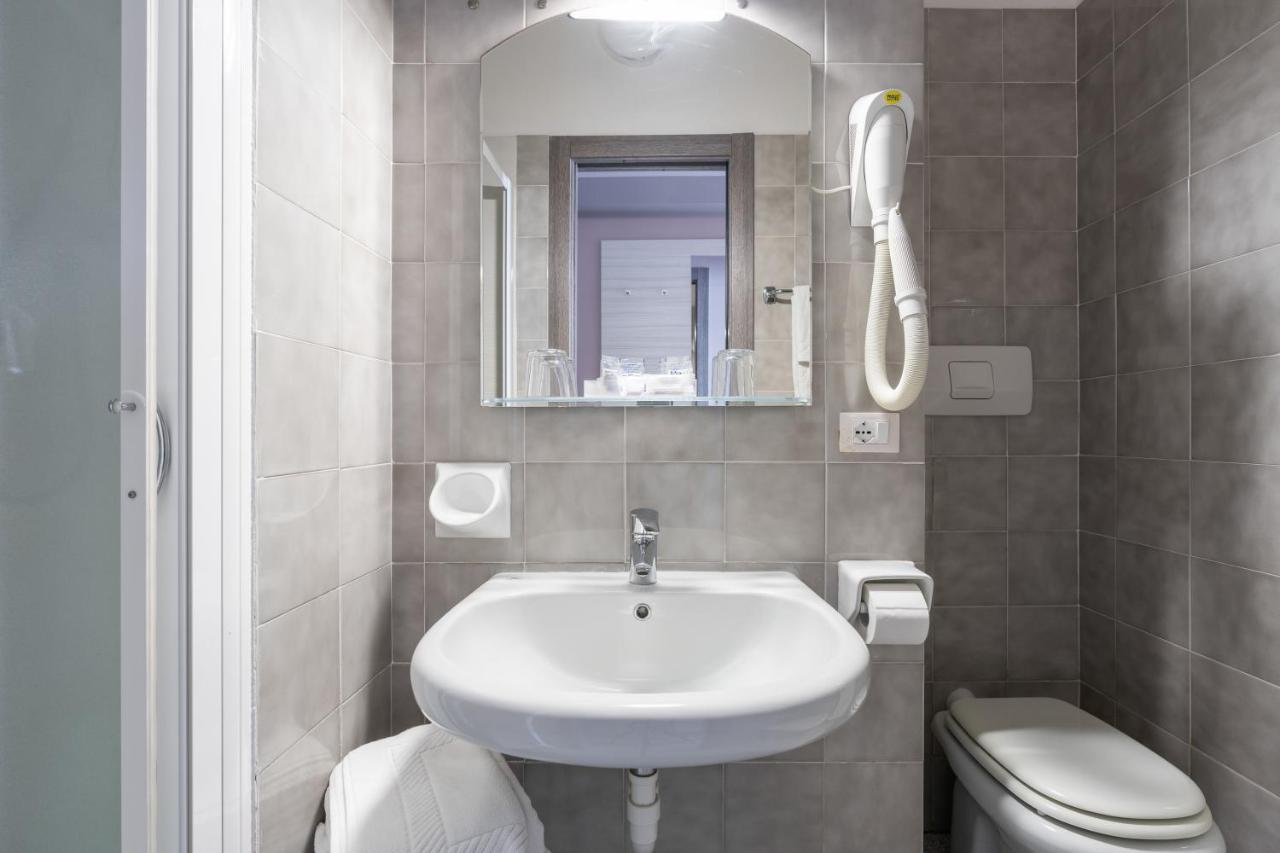 Hotel Danio Lungomare Alassio Bagian luar foto