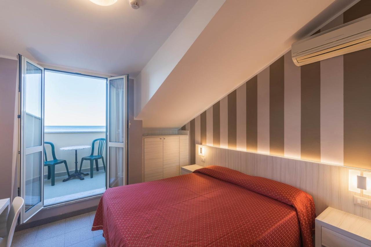 Hotel Danio Lungomare Alassio Bagian luar foto