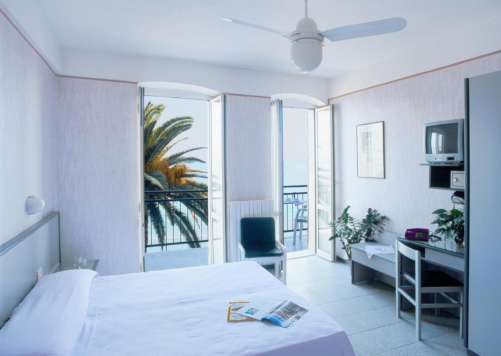 Hotel Danio Lungomare Alassio Bagian luar foto
