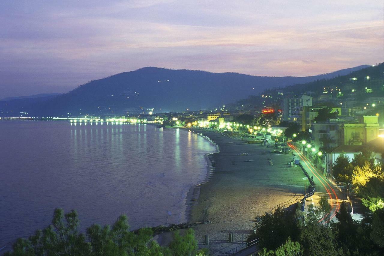 Hotel Danio Lungomare Alassio Bagian luar foto