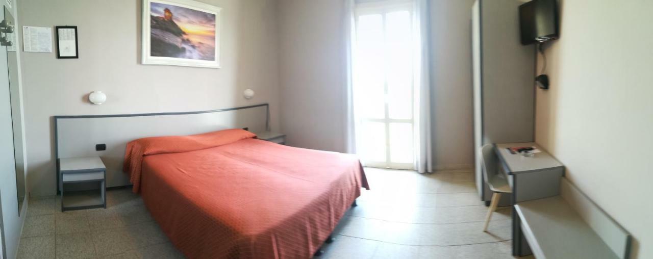 Hotel Danio Lungomare Alassio Bagian luar foto